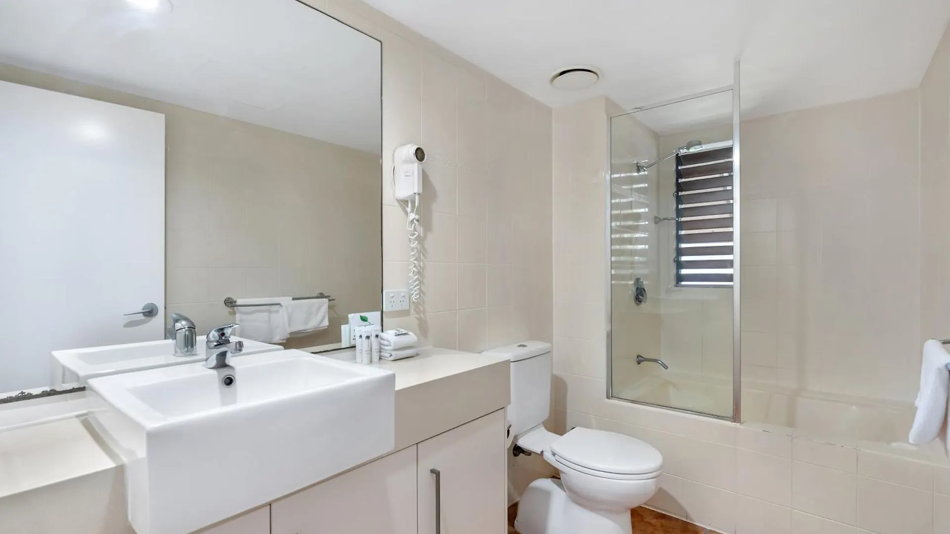 Apartment Ocean Outlook - Absolute Beachfront Studio Palm Cove Australia