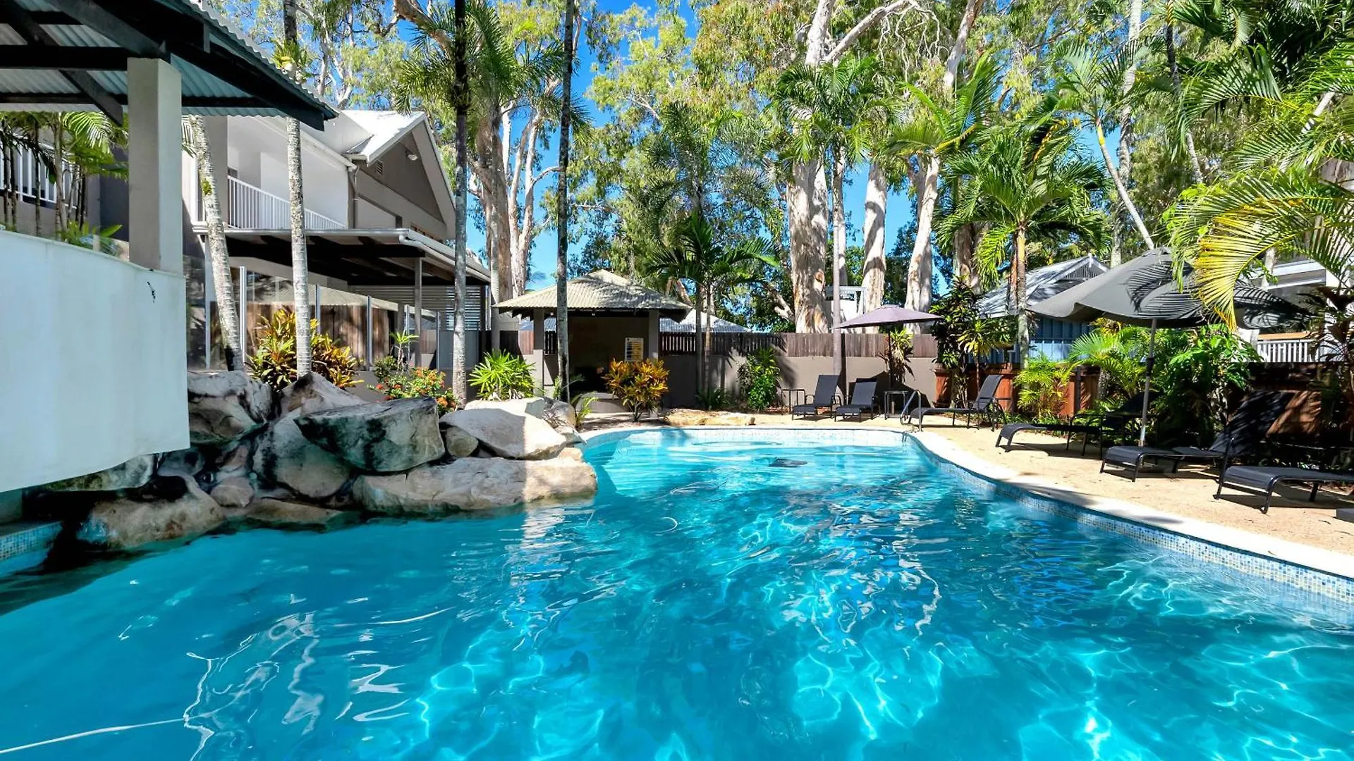 Ocean Outlook - Absolute Beachfront Studio Palm Cove Apartment