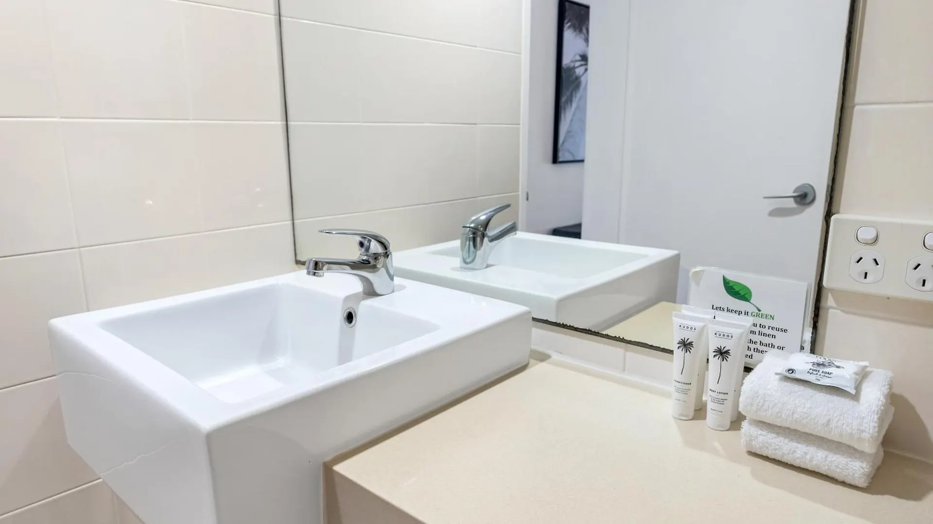Ocean Outlook - Absolute Beachfront Studio Palm Cove Apartment