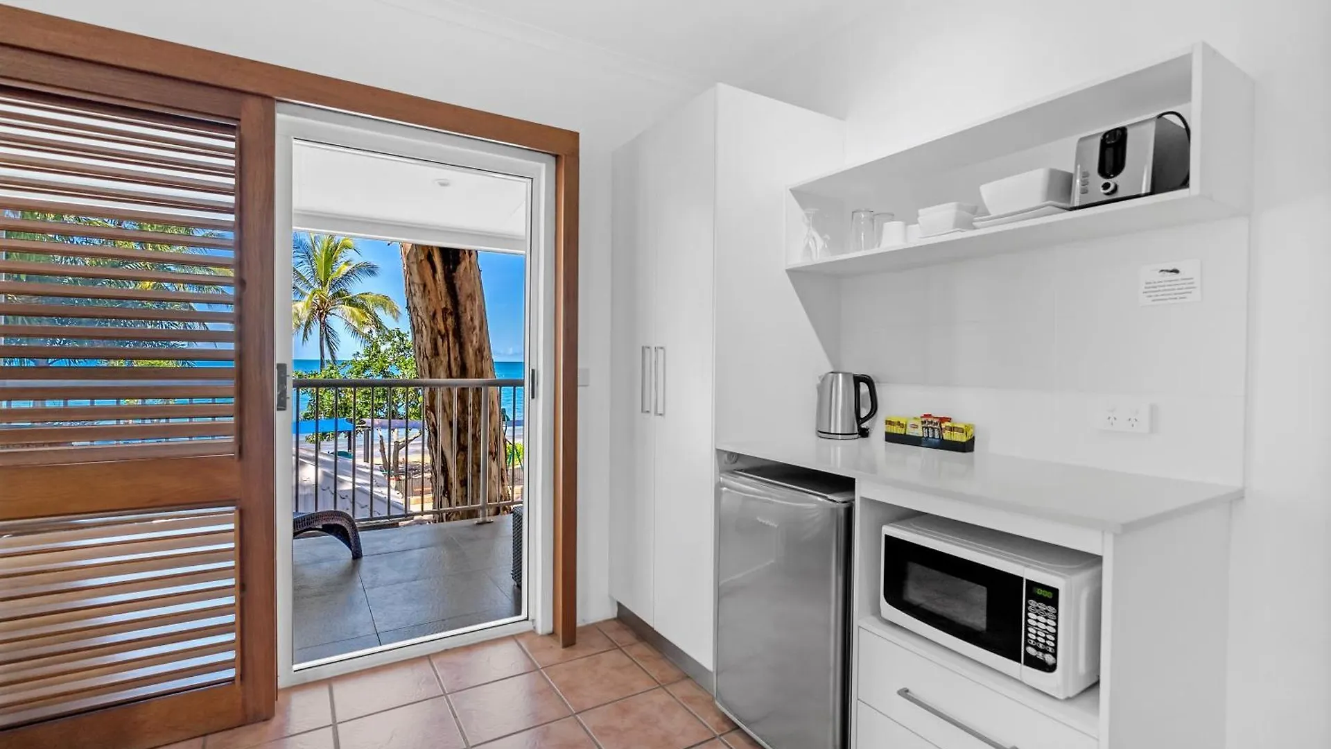 Apartment Ocean Outlook - Absolute Beachfront Studio Palm Cove