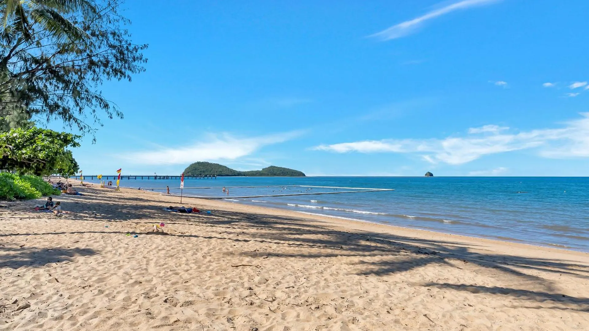 Ocean Outlook - Absolute Beachfront Studio Palm Cove Apartment