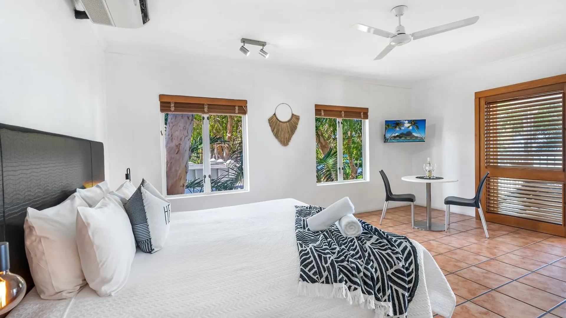 Apartment Ocean Outlook - Absolute Beachfront Studio Palm Cove Australia
