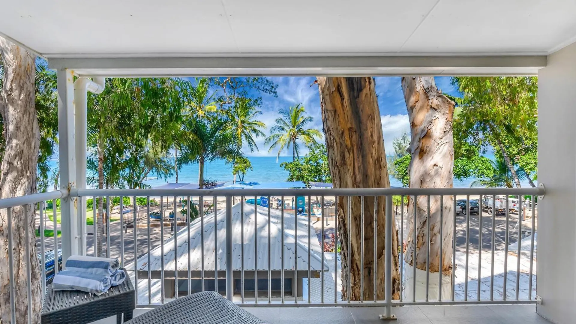 Apartment Ocean Outlook - Absolute Beachfront Studio Palm Cove