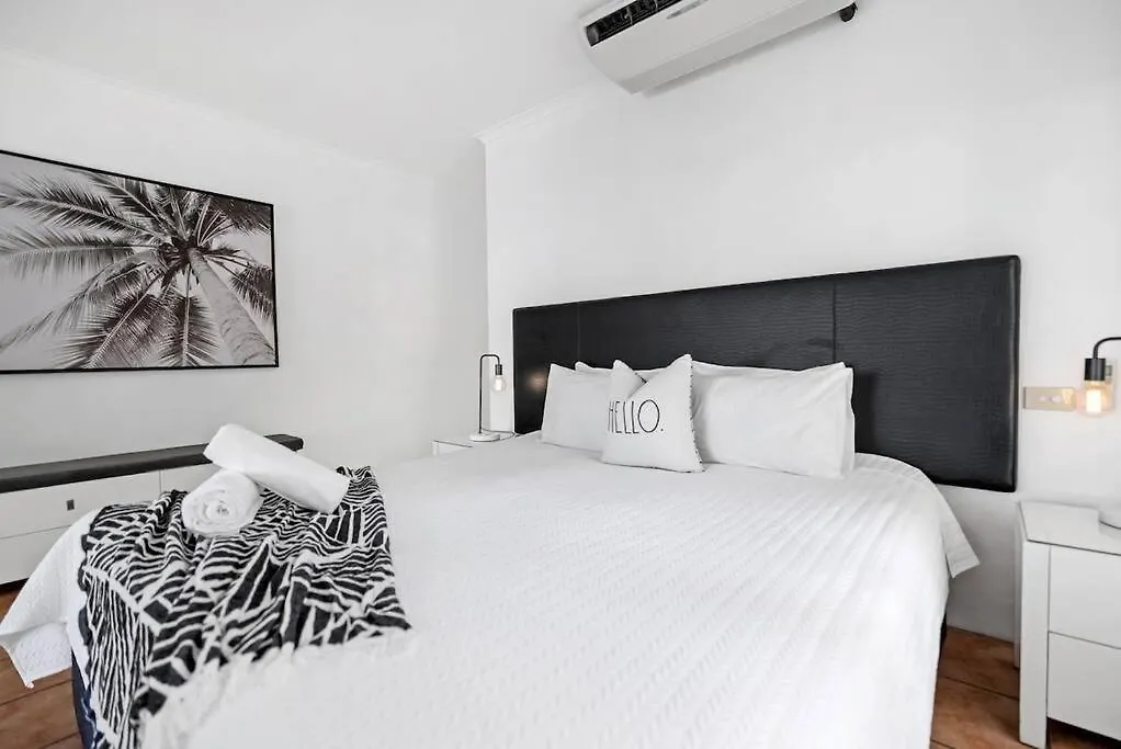 Apartment Ocean Outlook - Absolute Beachfront Studio Palm Cove