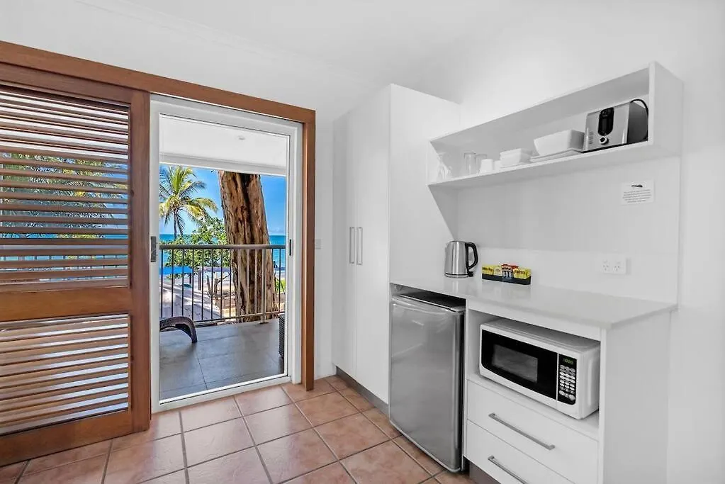 Ocean Outlook - Absolute Beachfront Studio Palm Cove Apartment